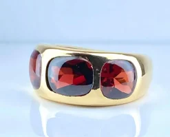 Bague en or jaune 18 carats ornée de 3 grenats
