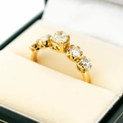 Bague en or jaune 18 carats avec diamants