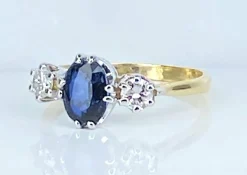 Bague en or jaune 18 carats : saphir épaulé de 2 diamants