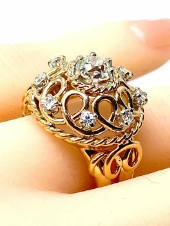 Bague en or jaune 18 carats , diamant 0,70 carat entouré de 8 diamants