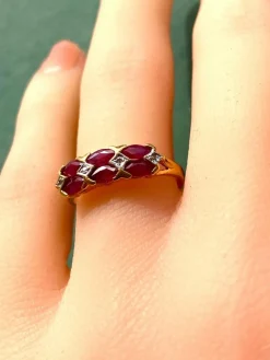 Bague en or jaune 18 carats, 6 rubis et 4 diamants