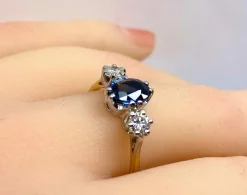 Bague en or jaune 18 carats : saphir épaulé de 2 diamants