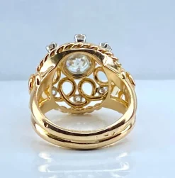 Bague en or jaune 18 carats , diamant 0,70 carat entouré de 8 diamants