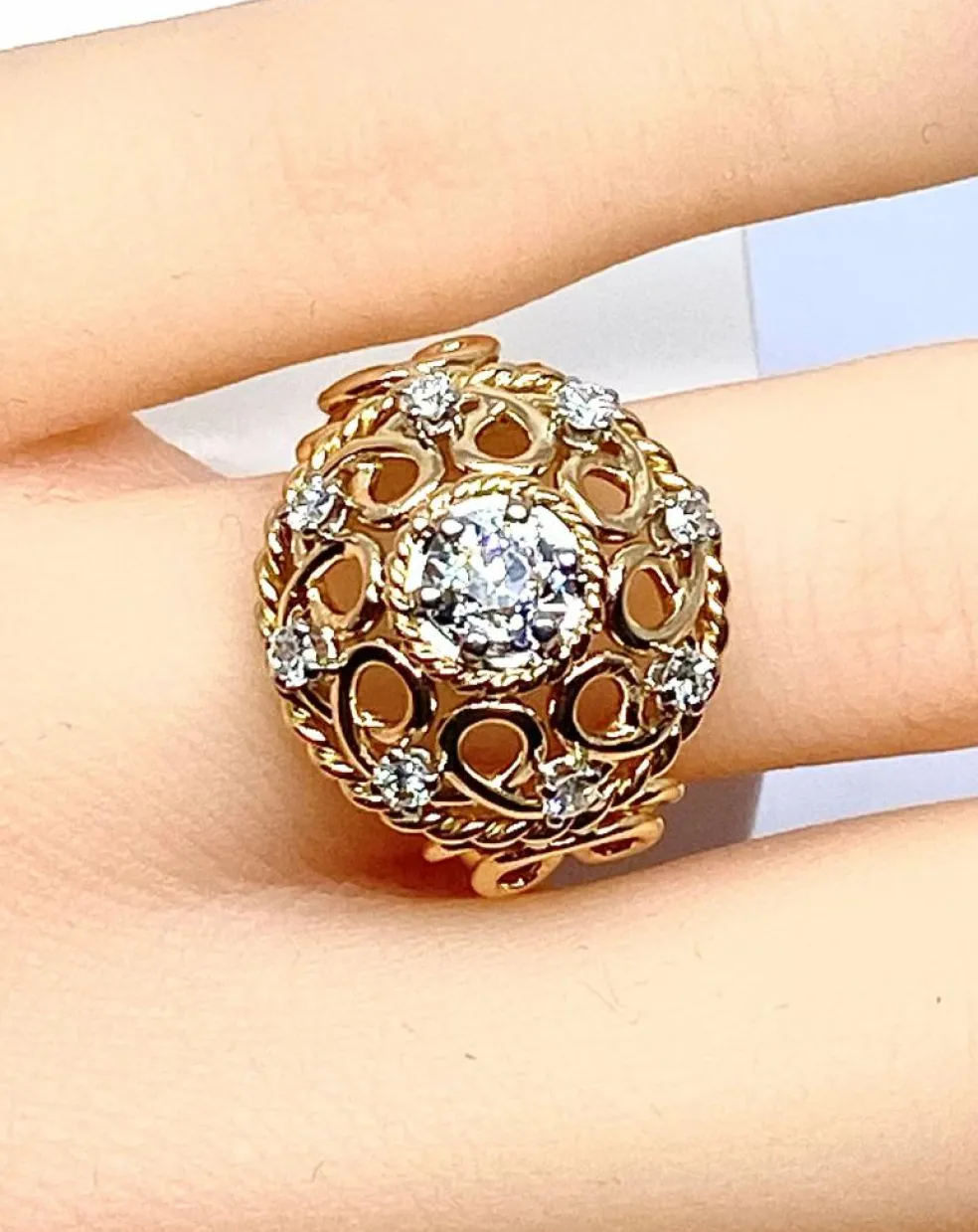 Bague en or jaune 18 carats , diamant 0,70 carat entouré de 8 diamants