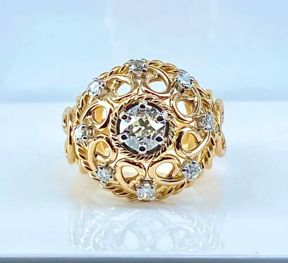 Bague en or jaune 18 carats , diamant 0,70 carat entouré de 8 diamants