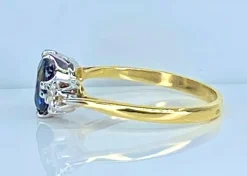 Bague en or jaune 18 carats : saphir épaulé de 2 diamants