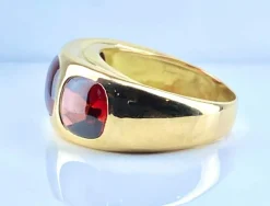 Bague en or jaune 18 carats ornée de 3 grenats