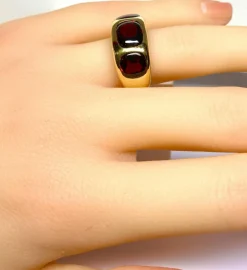 Bague en or jaune 18 carats ornée de 3 grenats