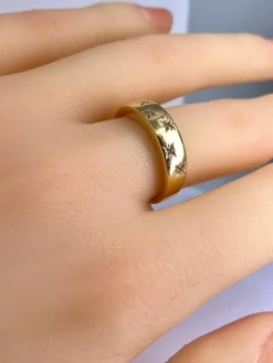 Bague en or jaune 18 carats sertie de 5 diamants