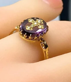 Bague en or jaune 18 carats ornée d’une croix en perles fines