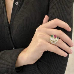 Bague en or jaune 18 Cts avec saphir, rubis, émeraude et diamants vers 1990. T49