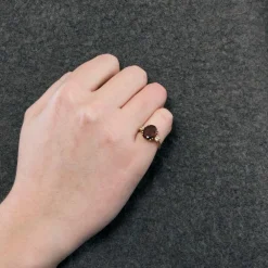 Bague en or jaune, grenat almandin et diamants