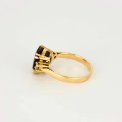 Bague en or jaune, grenat almandin et diamants