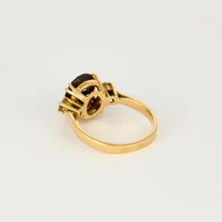 Bague en or jaune, grenat almandin et diamants