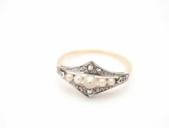Bague en or jaune 750 mil, perle et diamants