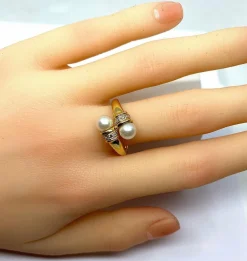 Bague en or jaune, 2 perles et 6 diamants