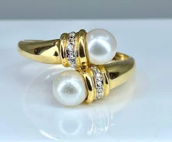 Bague en or jaune, 2 perles et 6 diamants