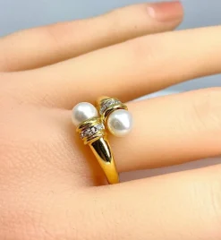 Bague en or jaune, 2 perles et 6 diamants