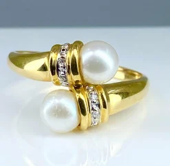 Bague en or jaune, 2 perles et 6 diamants