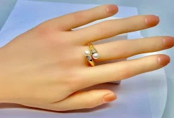Bague en or jaune, 2 perles et 6 diamants