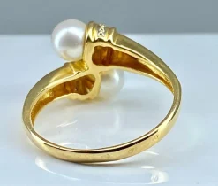 Bague en or jaune, 2 perles et 6 diamants