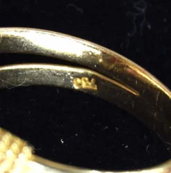 Bague en or jaune avec corail