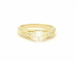 Bague en or jaune avec diamant ovale Ct 1