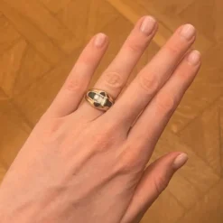 Bague en or jaune avec diamants, émeraudes et saphirs