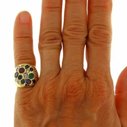 Bague en or jaune avec divers diamants taillés et pierres de couleur