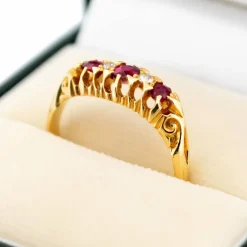 Bague en or jaune avec diamants et rubis