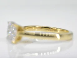 Bague en or jaune avec diamant
