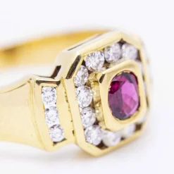 Bague en or jaune avec diamants et rubis