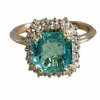 Bague en or jaune avec halo de diamants et émeraude colombienne