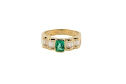 Bague en or jaune avec émeraude et diamants