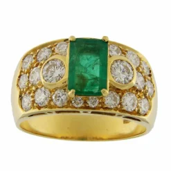 Bague en or jaune avec émeraude de 0,93 ct et diamants