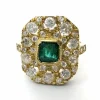 Bague en or jaune avec émeraude centrale et diamants environnants