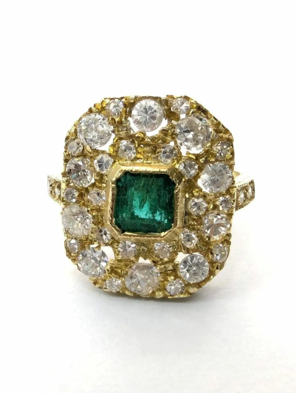 Bague en or jaune avec émeraude centrale et diamants environnants