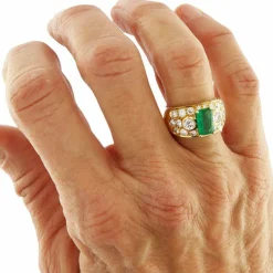 Bague en or jaune avec émeraude de 0,93 ct et diamants