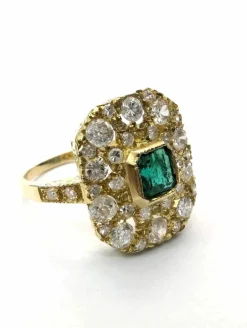 Bague en or jaune avec émeraude centrale et diamants environnants