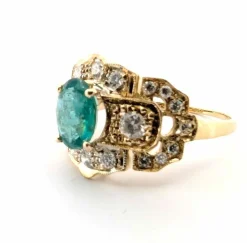 Bague en or jaune avec émeraude centrale et diamants environnants