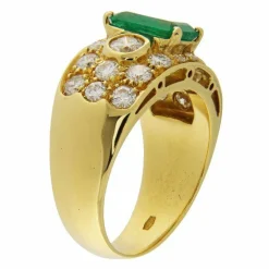 Bague en or jaune avec émeraude de 0,93 ct et diamants