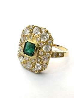 Bague en or jaune avec émeraude centrale et diamants environnants