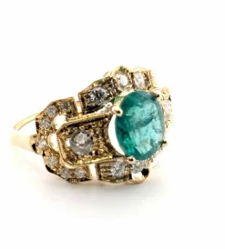 Bague en or jaune avec émeraude centrale et diamants environnants