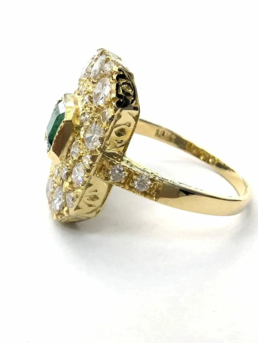 Bague en or jaune avec émeraude centrale et diamants environnants