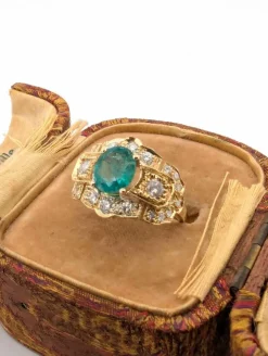 Bague en or jaune avec émeraude centrale et diamants environnants