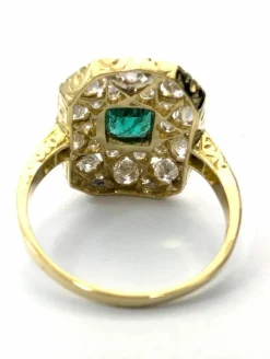 Bague en or jaune avec émeraude centrale et diamants environnants
