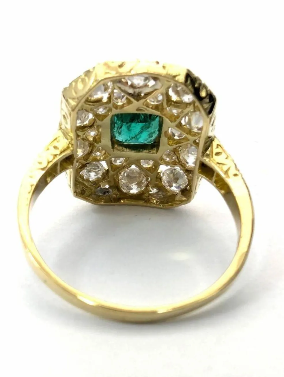 Bague en or jaune avec émeraude centrale et diamants environnants