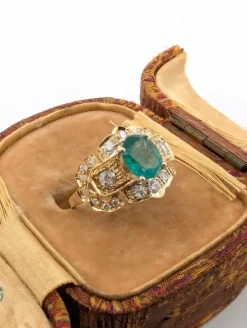 Bague en or jaune avec émeraude centrale et diamants environnants