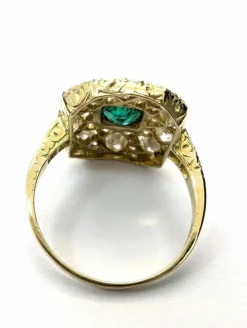 Bague en or jaune avec émeraude centrale et diamants environnants