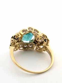 Bague en or jaune avec émeraude centrale et diamants environnants